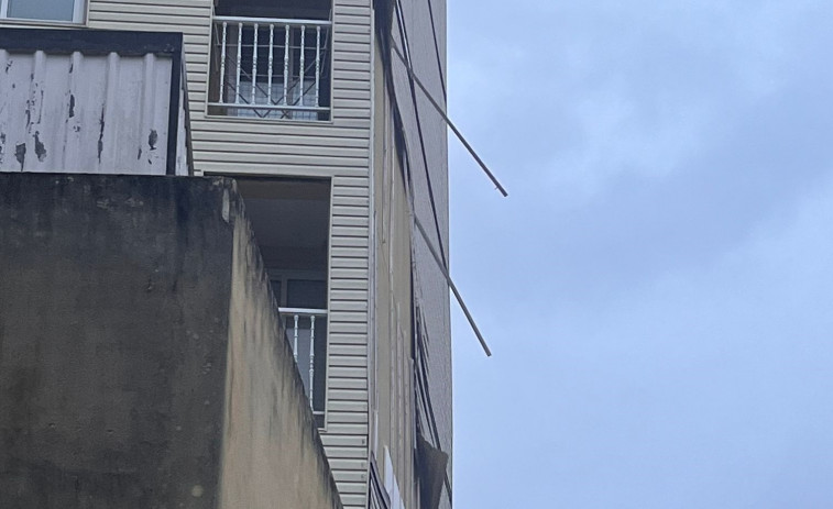 El viento desprende parte de una fachada en As Carolinas