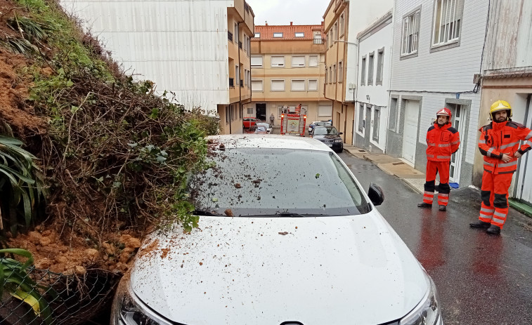 La borrasca provoca el derrumbe de un terraplén y su caída sobre un vehículo aparcado en Ribeira