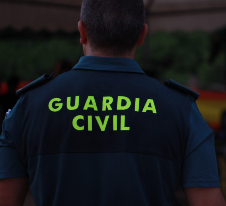 La Guardia Civil activa un dispositivo en Esteiro por la aparición de objetos sospechosos en la playa