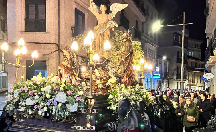 El Paso de Jesús en el Huerto de los Olivos en Ribeira es la única procesión que salió en O Barbanza pese a la adversa meteorología