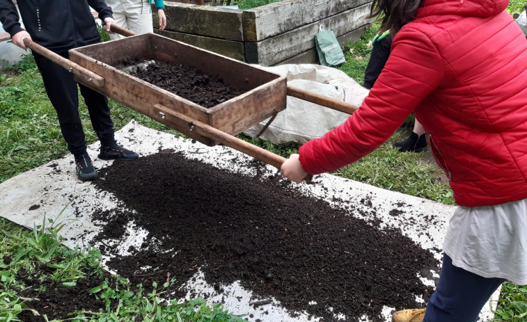 El compostaje llega a los cementerios de Carril y Rubiáns