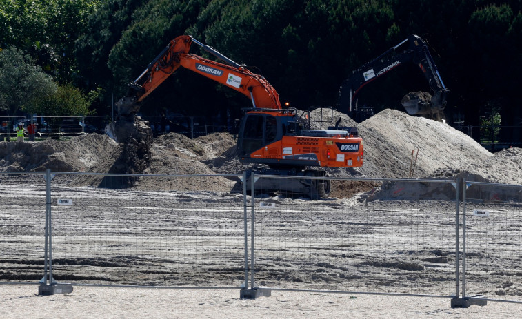 Las obras para eliminar el cadillo en la playa continúan sin tregua con maquinaria pesada en la arena