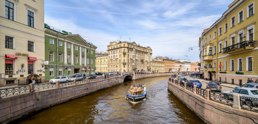 Un autobús con una veintena de pasajeros cae al río desde un puente en San Petersburgo