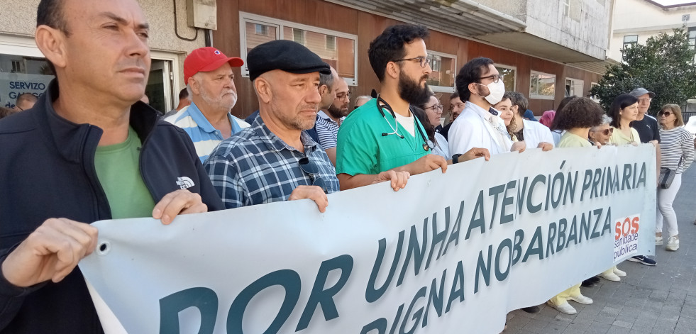 Los trabajadores del centro de salud de Ribeira denuncian que Sanidade no reconoce su “grave situación”