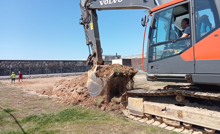Inician las obras para construir la sede del club de remo en Aguiño con las excavaciones en el terreno