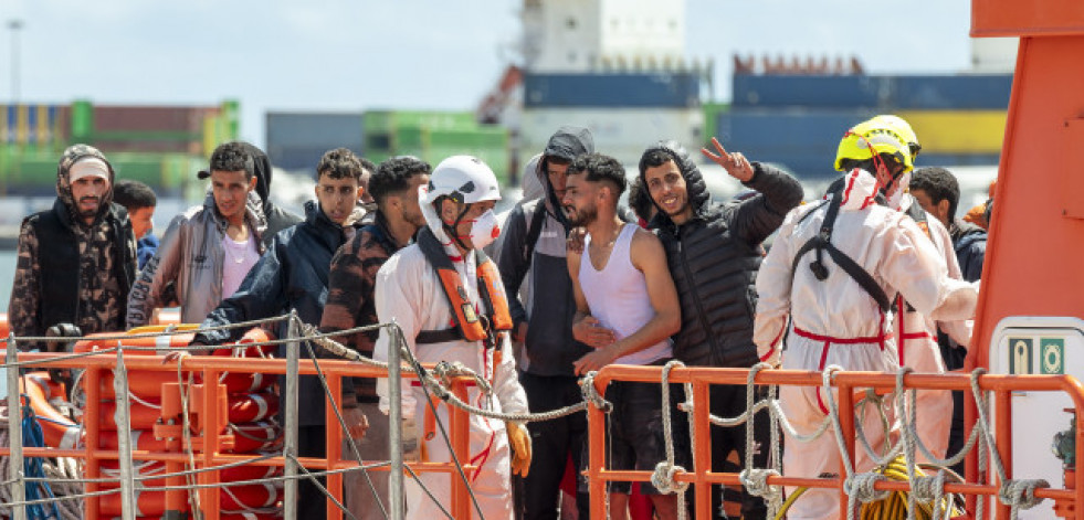 Una llamada a 93 kilómetros de Lanzarote permite rescatar a 129 personas, 7 de ellas niños